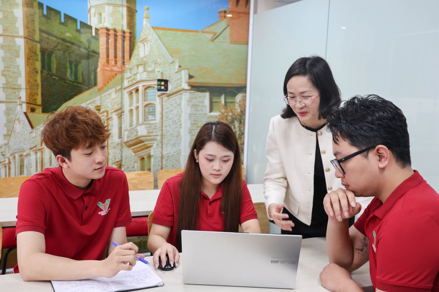 Trường Đại học Trưng Vương: Một ng&agrave;y của c&ocirc;ng d&acirc;n thời đại mới trong m&ocirc;i trường gi&aacute;o dục l&agrave;m chủ thay đổi - Ảnh 2.