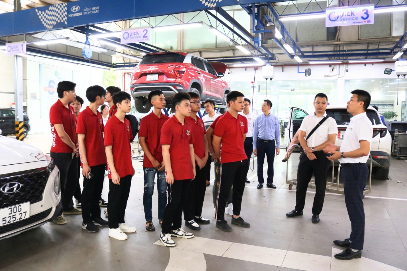 Trường Đại học Trưng Vương: Một ng&agrave;y của c&ocirc;ng d&acirc;n thời đại mới trong m&ocirc;i trường gi&aacute;o dục l&agrave;m chủ thay đổi - Ảnh 6.