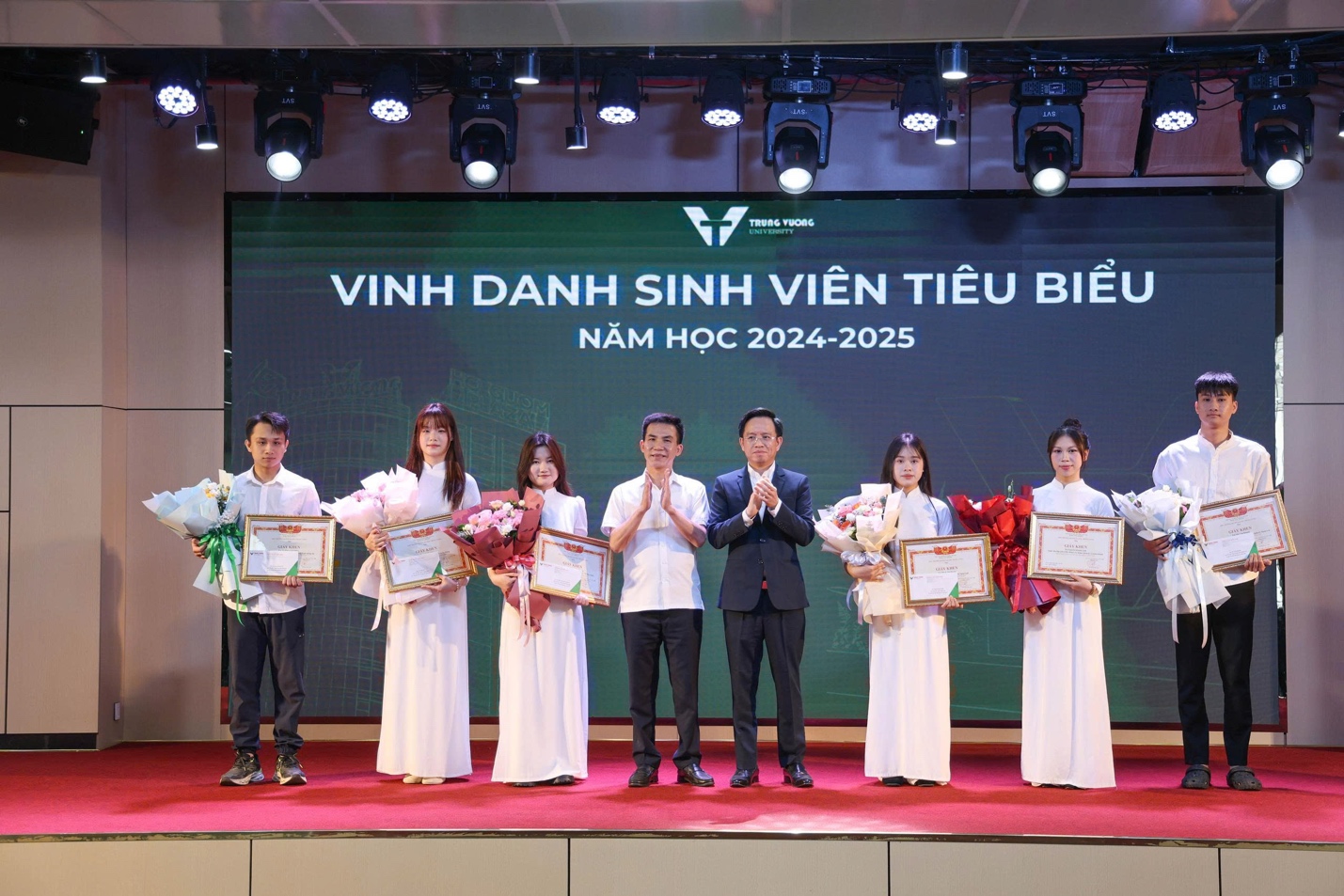 Trường Đại học Trưng Vương: Một ng&agrave;y của c&ocirc;ng d&acirc;n thời đại mới trong m&ocirc;i trường gi&aacute;o dục l&agrave;m chủ thay đổi - Ảnh 7.