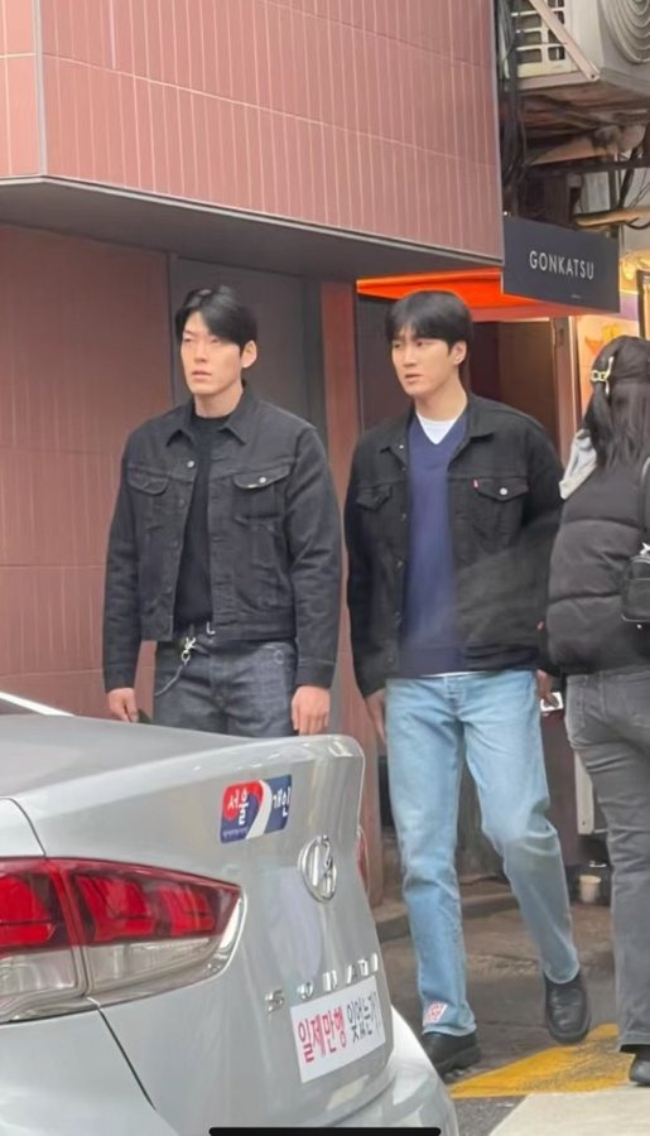 X&ocirc;n xao &ldquo;b&eacute; ba&rdquo; chen ch&acirc;n v&agrave;o Shin Min Ah - Kim Woo Bin: C&ocirc;ng khai diện đồ đ&ocirc;i, c&ograve;n tuy&ecirc;n bố: &ldquo;Ch&uacute;ng t&ocirc;i giống 1 cặp đ&ocirc;i&rdquo;- Ảnh 3.
