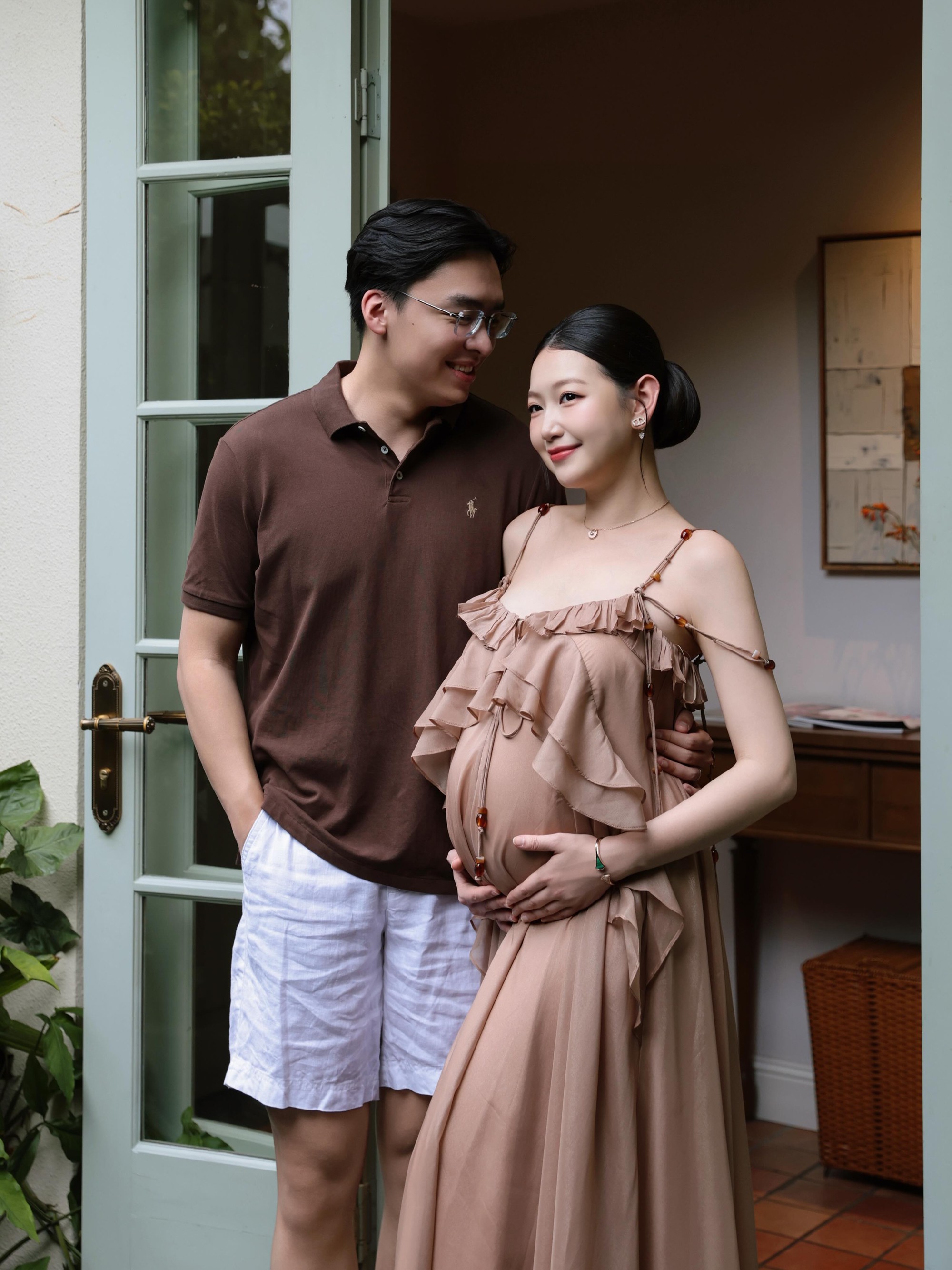 Chuyện tình “cọc đi tìm trâu” của tiểu thư ngành Y và bác sĩ điển trai ở TP.HCM: Chuẩn bị đón con đầu lòng sau 3 năm cưới - Ảnh 2.