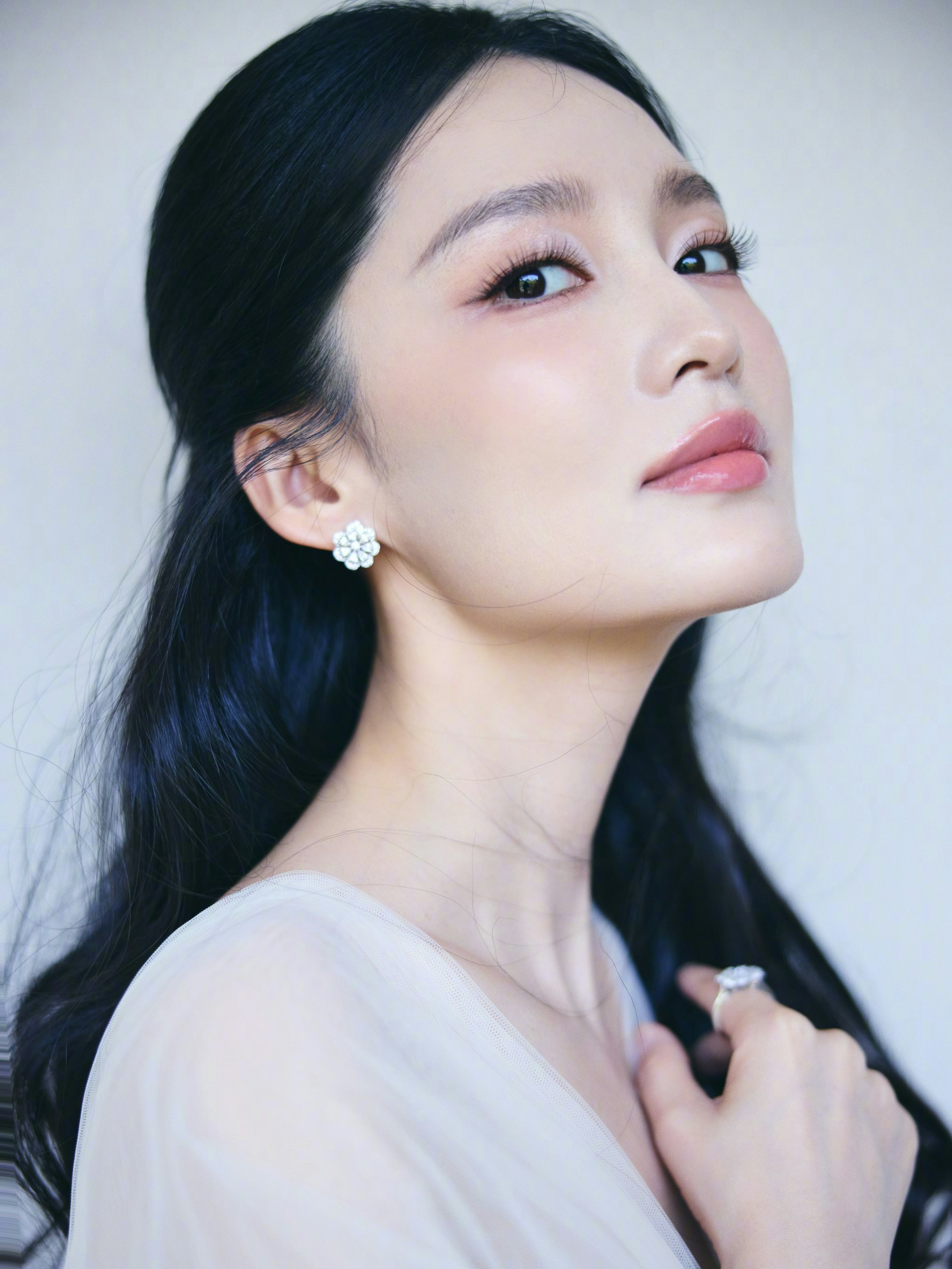 Lộ diện mỹ nh&acirc;n l&agrave; Nữ thần Kim Ưng 2026: Đ&oacute;a bạch tr&agrave; đẹp nhất vườn hoa, visual chả k&eacute;m Lưu Diệc Phi- Ảnh 4.