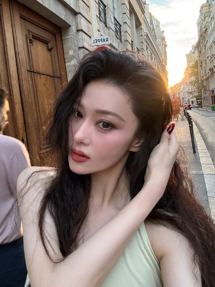 Mỹ nh&acirc;n showbiz cưới sĩ quan đặc c&ocirc;ng cứ thế n&agrave;y ai m&agrave; chịu nổi!- Ảnh 1.