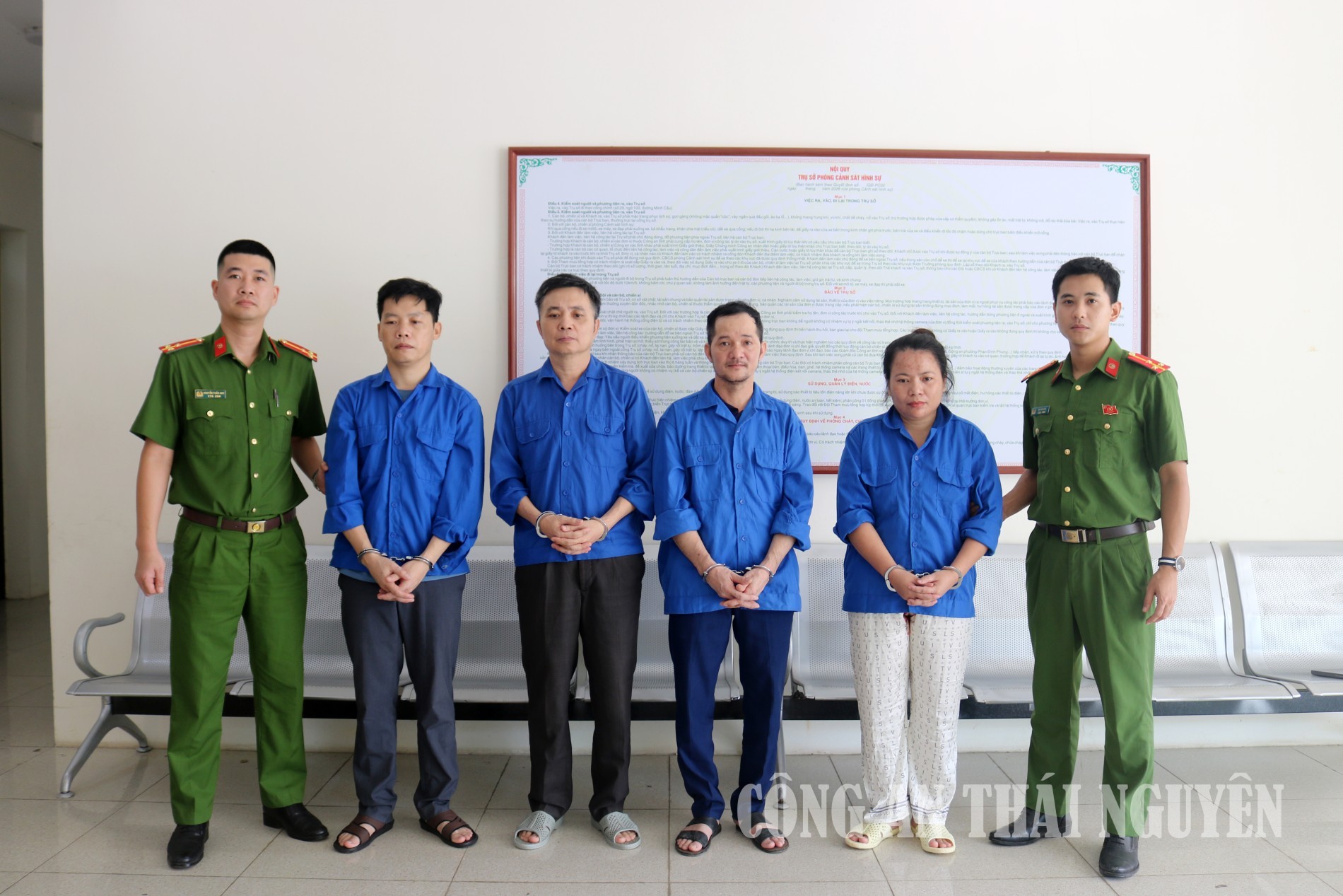 C&ocirc;ng an đồng loạt kh&aacute;m x&eacute;t, bắt L&ecirc; Trung Hiếu SN 1984, thu 66 m&aacute;y t&iacute;nh, 2 &ocirc; t&ocirc;, 5 sổ đỏ, 14 tỷ đồng- Ảnh 3.