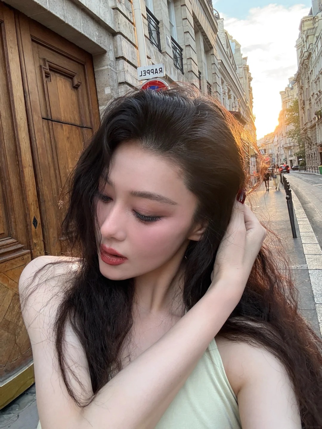 Chỉ đứng đợi 5 ph&uacute;t trước cửa nh&agrave; h&agrave;ng, Trương Hinh Dư lại c&oacute; ngay khoảnh khắc đẹp như một thước phim: Chiếc v&aacute;y xanh nhạt mới l&agrave; "nh&acirc;n vật ch&iacute;nh"- Ảnh 12.