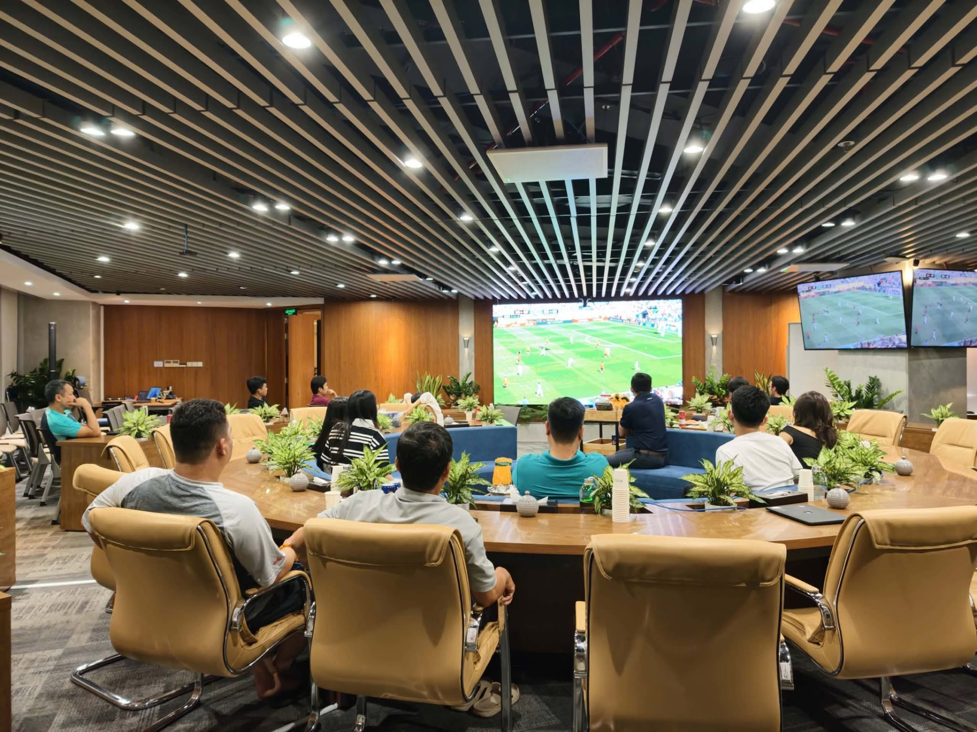 T&igrave;nh h&igrave;nh d&acirc;n văn ph&ograve;ng s&aacute;ng nay: Ngủ lại c&ocirc;ng ty để xem chung kết, thứ Hai dậy 8h30 chấm c&ocirc;ng lu&ocirc;n- Ảnh 2.