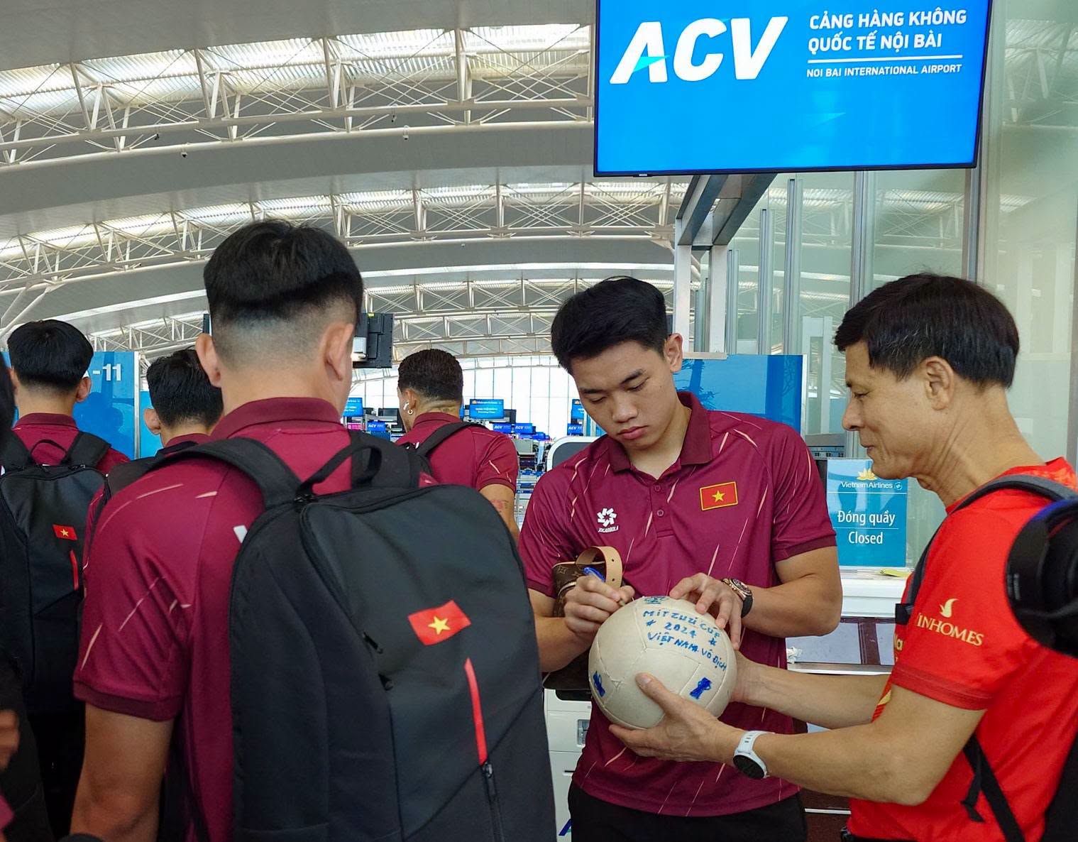 Đ&igrave;nh Bắc được fan v&acirc;y xin chữ k&yacute;, tuyển Việt Nam l&ecirc;n đường sang Th&aacute;i Lan quyết t&acirc;m bảo vệ ng&ocirc;i vương ASEAN Cup 2026 - Ảnh 1.