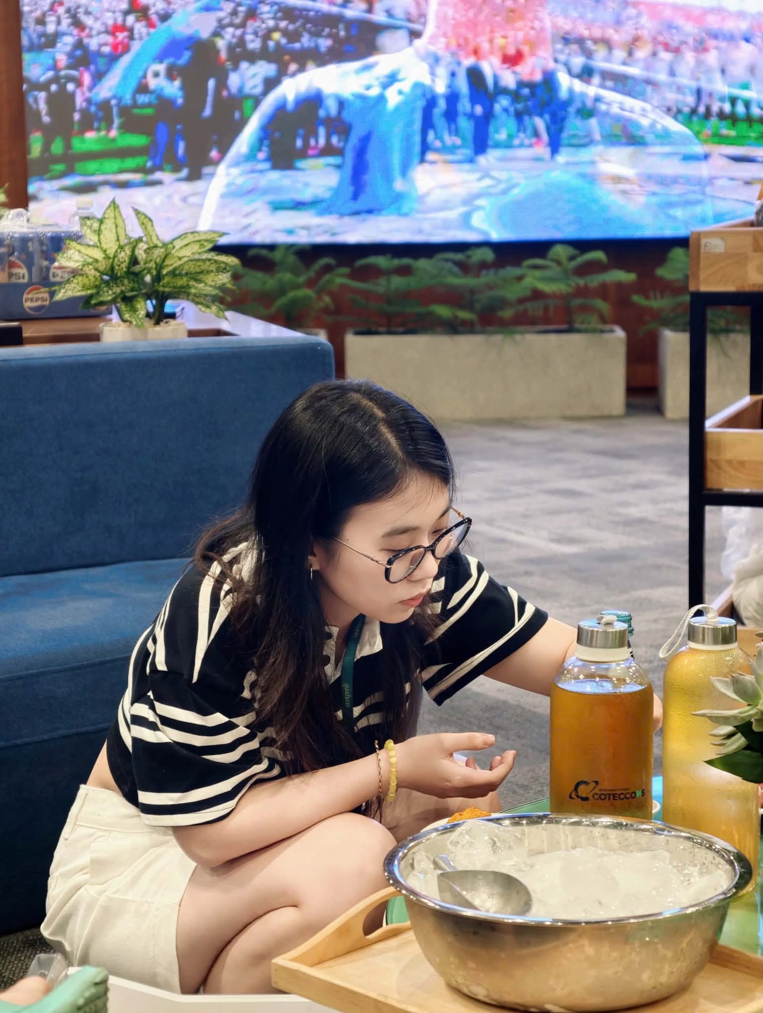 T&igrave;nh h&igrave;nh d&acirc;n văn ph&ograve;ng s&aacute;ng nay: Ngủ lại c&ocirc;ng ty để xem chung kết, thứ Hai dậy 8h30 chấm c&ocirc;ng lu&ocirc;n- Ảnh 1.