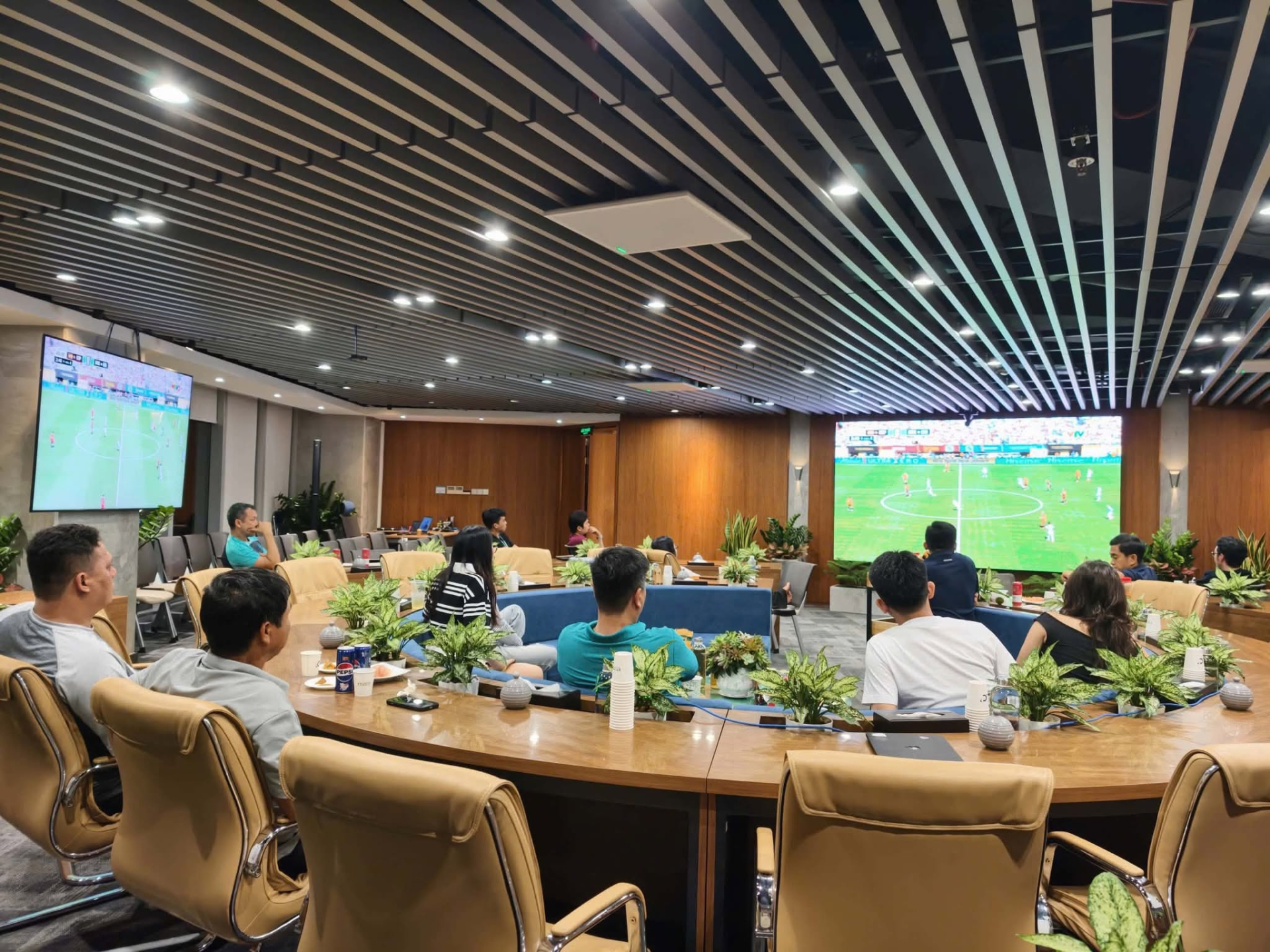 T&igrave;nh h&igrave;nh d&acirc;n văn ph&ograve;ng s&aacute;ng nay: Ngủ lại c&ocirc;ng ty để xem chung kết, thứ Hai dậy 8h30 chấm c&ocirc;ng lu&ocirc;n- Ảnh 3.