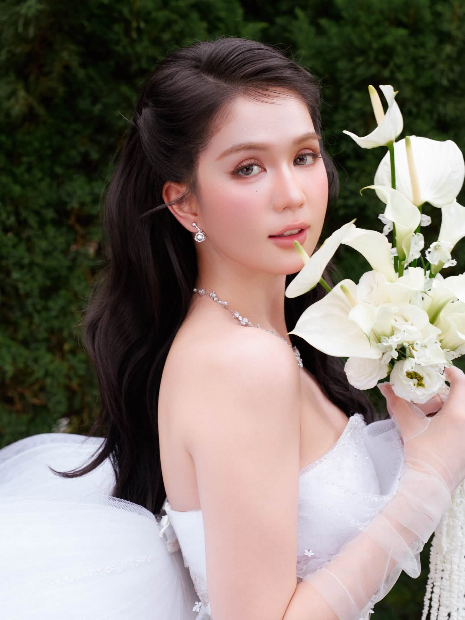 "Nữ ho&agrave;ng nội y" Ngọc Trinh mặc v&aacute;y cưới: "Cuối c&ugrave;ng mọi cố gắng rồi cũng được đền đ&aacute;p"- Ảnh 5.