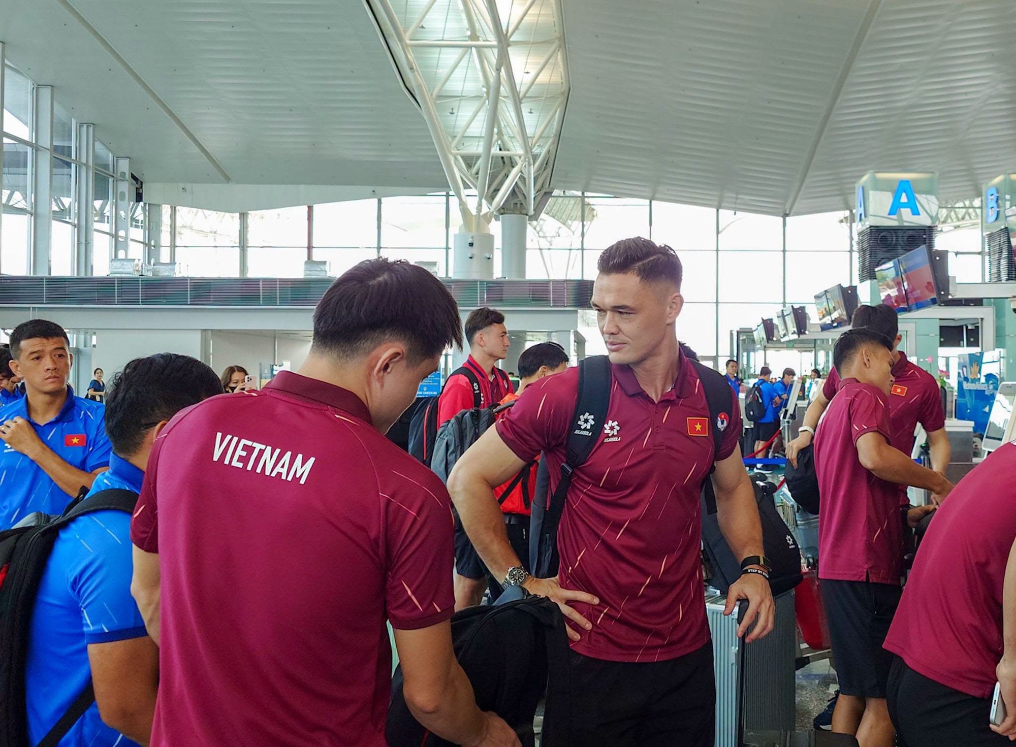 Đ&igrave;nh Bắc được fan v&acirc;y xin chữ k&yacute;, tuyển Việt Nam l&ecirc;n đường sang Th&aacute;i Lan quyết t&acirc;m bảo vệ ng&ocirc;i vương ASEAN Cup 2026 - Ảnh 2.