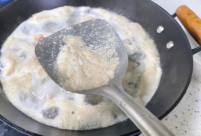 Bọt nổi l&ecirc;n khi luộc thịt c&oacute; m&agrave;u g&igrave; th&igrave; cần vớt ra? Giật m&igrave;nh biết đ&aacute;p &aacute;n- Ảnh 2.