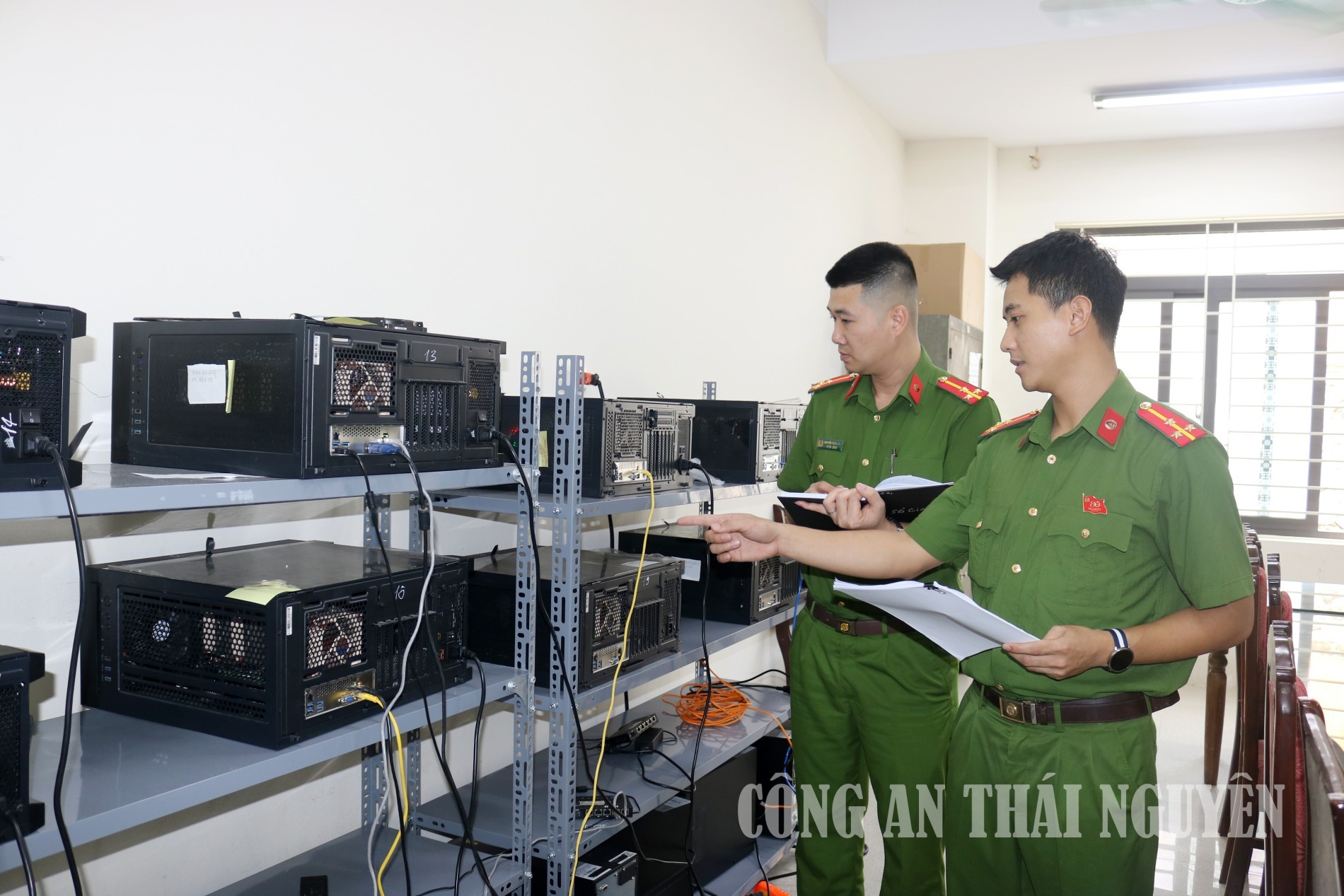 C&ocirc;ng an đồng loạt kh&aacute;m x&eacute;t, bắt L&ecirc; Trung Hiếu SN 1984, thu 66 m&aacute;y t&iacute;nh, 2 &ocirc; t&ocirc;, 5 sổ đỏ, 14 tỷ đồng- Ảnh 2.