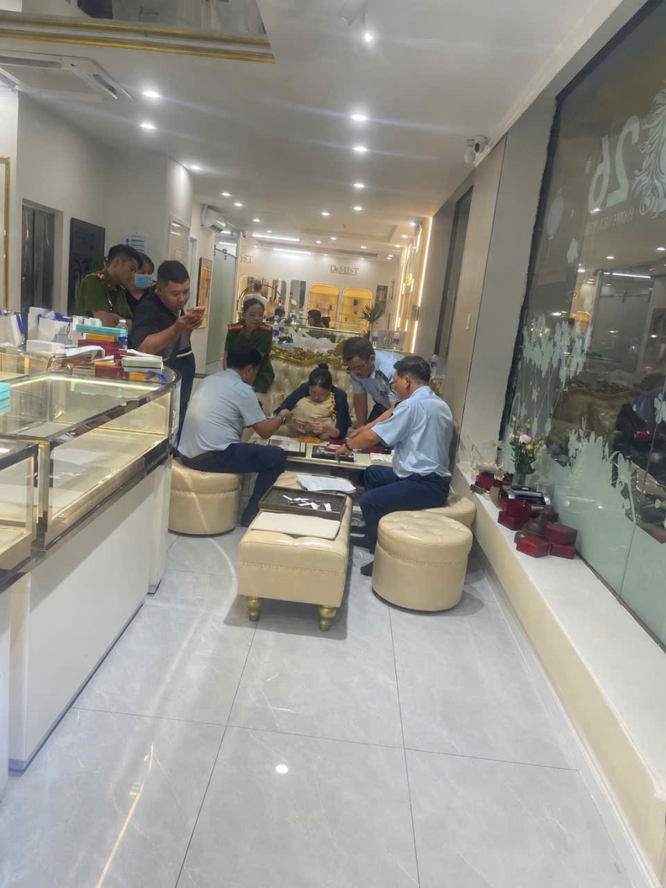 Kiểm tra cửa hàng trang sức ở TP.HCM, lực lượng chức năng phát hiện loạt "hàng hiệu" gắn tên Cartier, LV, Hermès... có dấu hiệu bất thường- Ảnh 1.