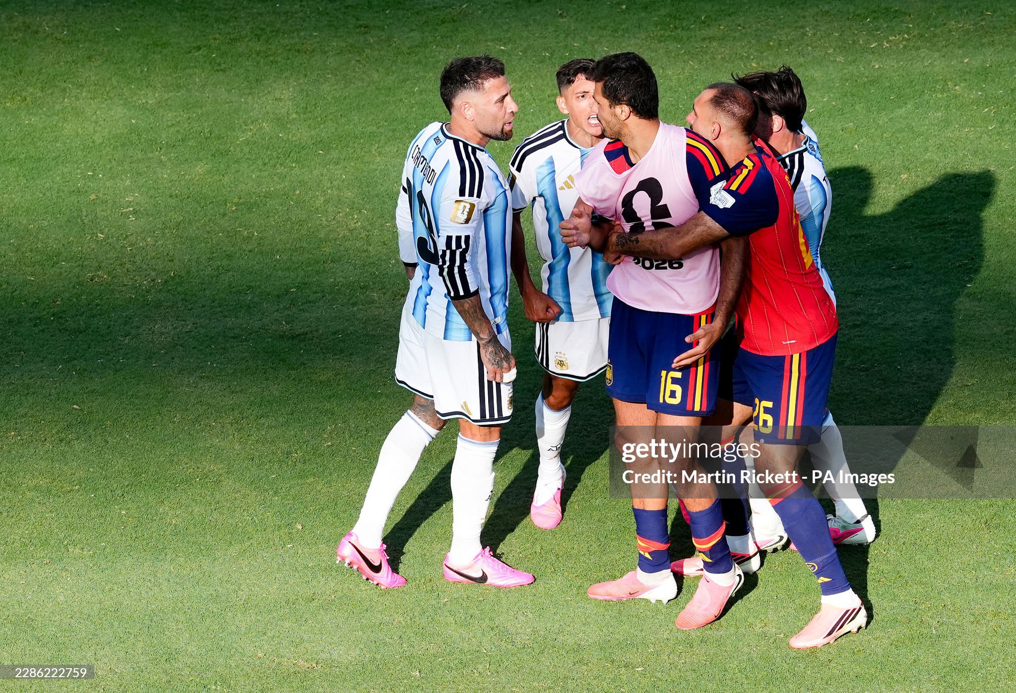 Khẩu chiến dữ dội: Cầu thủ Argentina gằn giọng chất vấn đội trưởng Tây Ban Nha vì "cả tuần nay các cậu chỉ biết khóc lóc về trọng tài"- Ảnh 2.