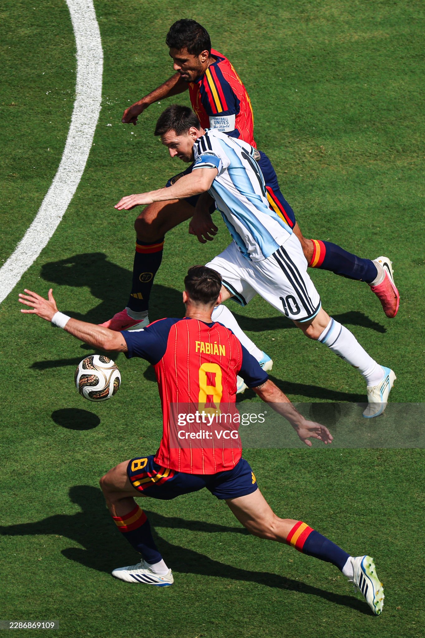 Chuyện ít biết: Người hùng Tây Ban Nha ghi bàn hạ gục Argentina từng mải mê tập rê bóng với... chó, nay vụt sáng thành 'cá mập' World Cup- Ảnh 3.