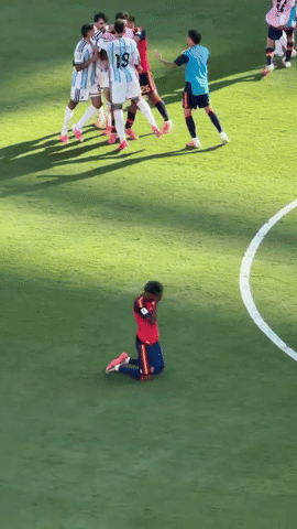 Khoảnh khắc hai ch&uacute; ch&aacute;u Messi v&agrave; Yamal b&igrave;nh thản giữa cuộc ẩu đả căng thẳng của cầu thủ Argentina v&agrave; T&acirc;y Ban Nha - Ảnh 2.