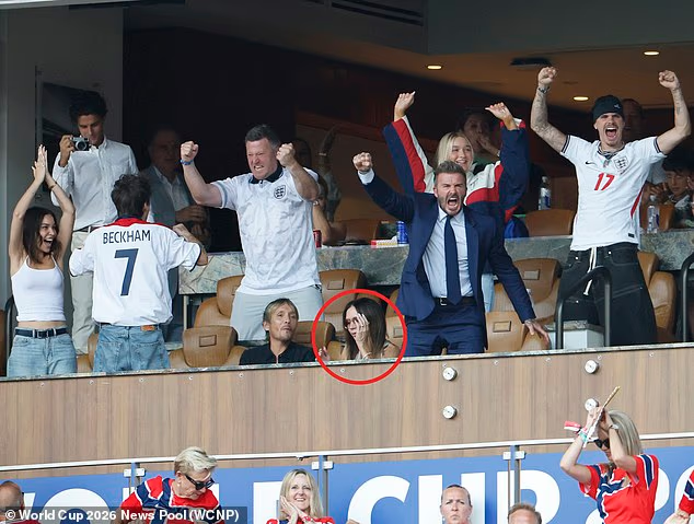 Hết World Cup, Victoria Beckham bỗng bày tỏ tình yêu với bóng đá, vẫn không xoá mờ được meme "tâm bất biến" gây sốt toàn cầu- Ảnh 2.