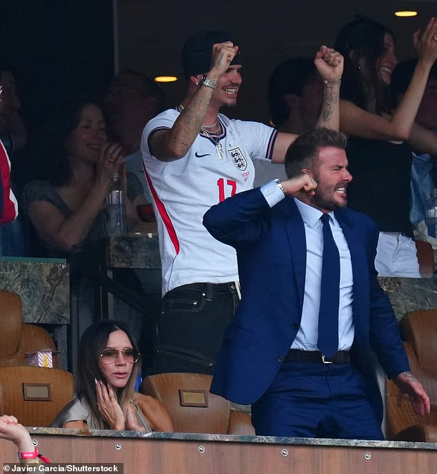 Hết World Cup, Victoria Beckham bỗng bày tỏ tình yêu với bóng đá, vẫn không xoá mờ được meme "tâm bất biến" gây sốt toàn cầu- Ảnh 4.