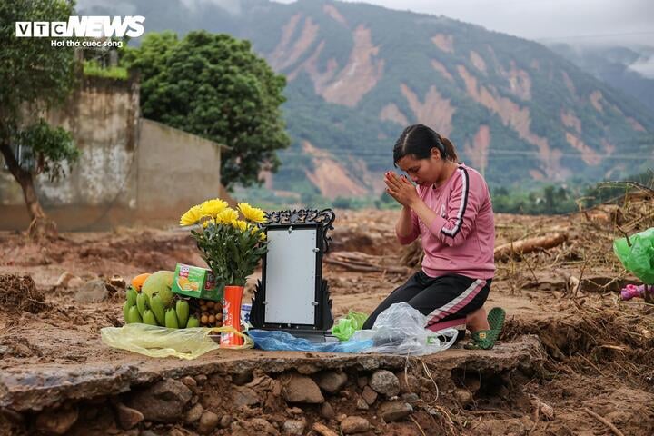 Lập b&agrave;n thờ tạm tr&ecirc;n nền nh&agrave; sau lũ qu&eacute;t kinh ho&agrave;ng, m&ograve;n mỏi chờ người th&acirc;n trở về- Ảnh 2.