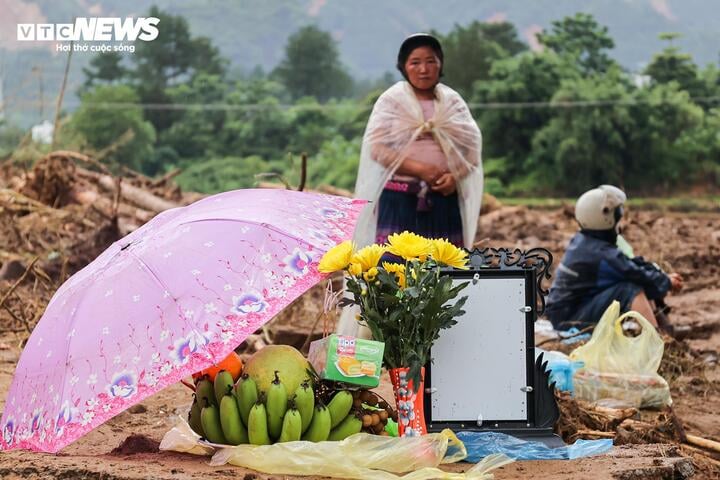 Lập b&agrave;n thờ tạm tr&ecirc;n nền nh&agrave; sau lũ qu&eacute;t kinh ho&agrave;ng, m&ograve;n mỏi chờ người th&acirc;n trở về- Ảnh 1.