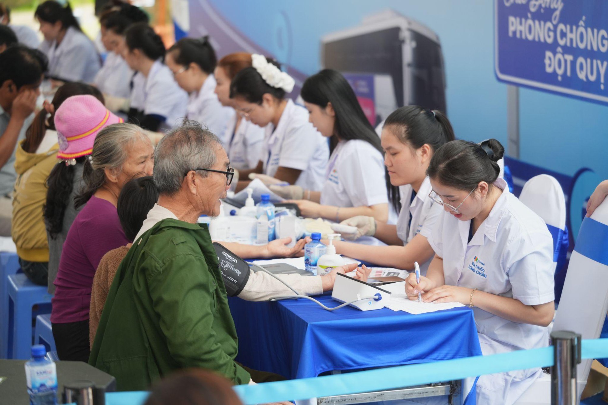 Long Châu tiếp nối sứ mệnh vì sức khỏe cộng đồng: Chung tay tầm soát đột quỵ, phát thuốc miễn phí cho bà con khó khăn tỉnh Lâm Đồng - Ảnh 2.
