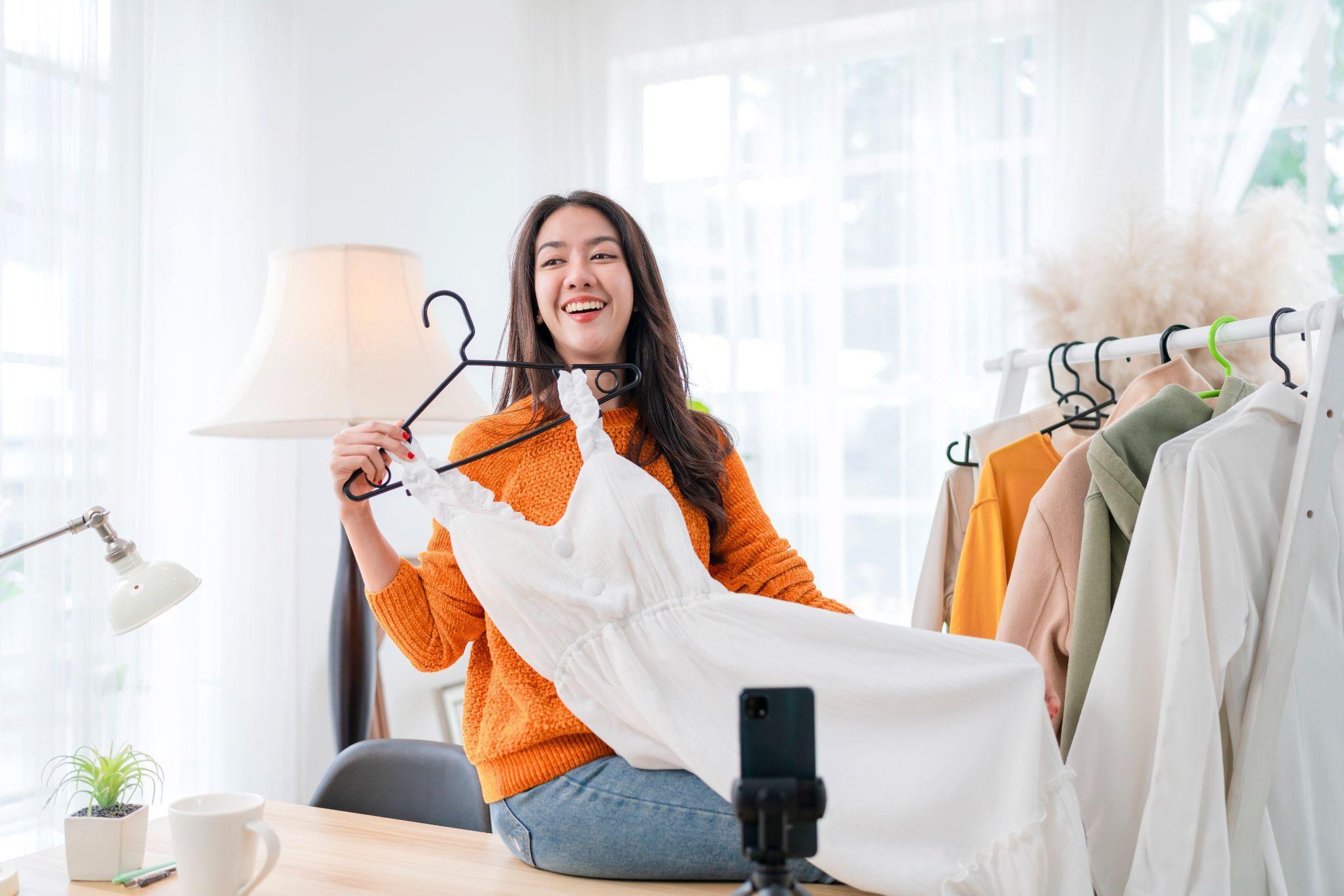 Quần áo công sở thơm sạch cả ngày: Cách chọn nước xả vải lưu hương thanh nhã - Ảnh 3.
