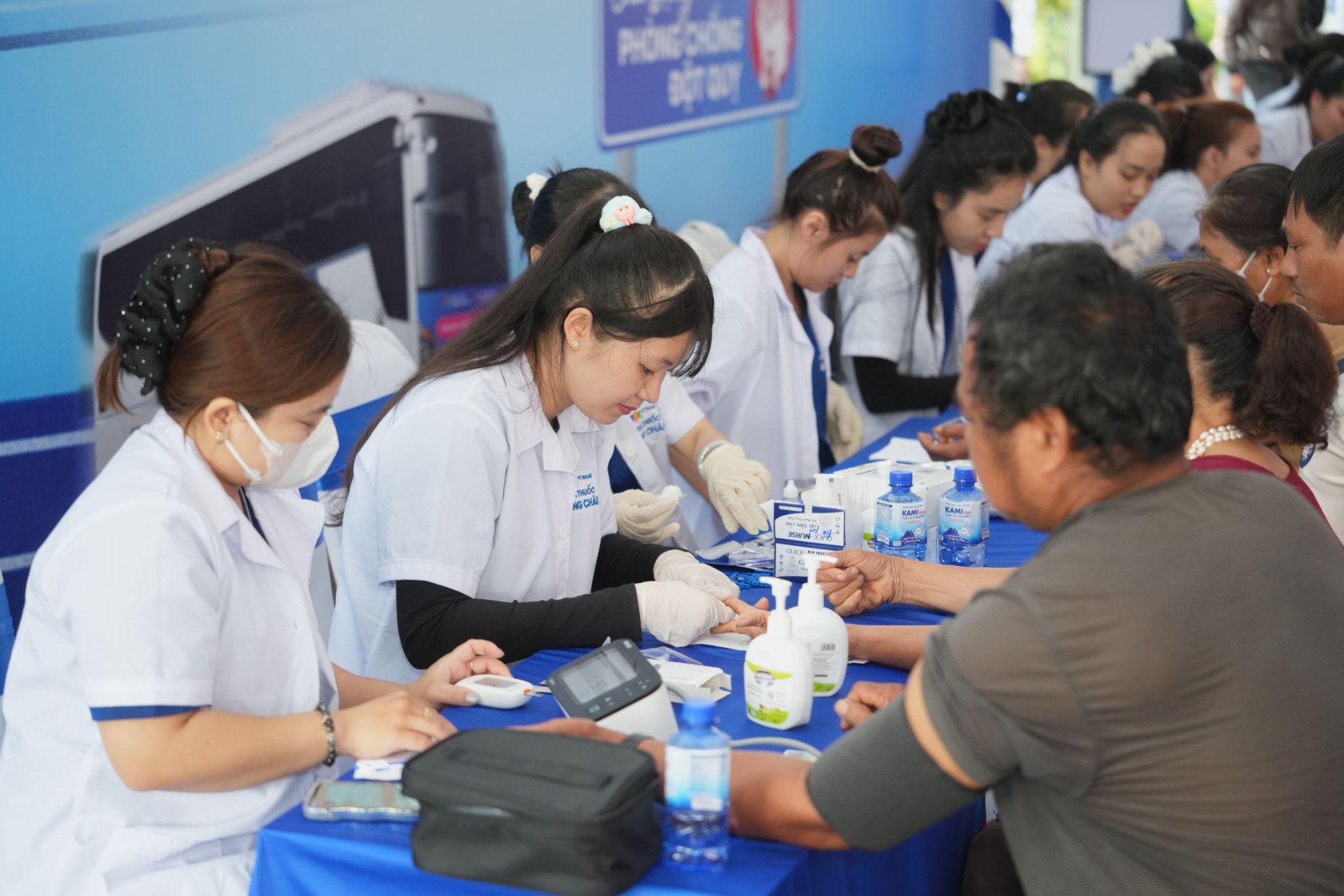 Long Châu tiếp nối sứ mệnh vì sức khỏe cộng đồng: Chung tay tầm soát đột quỵ, phát thuốc miễn phí cho bà con khó khăn tỉnh Lâm Đồng - Ảnh 4.