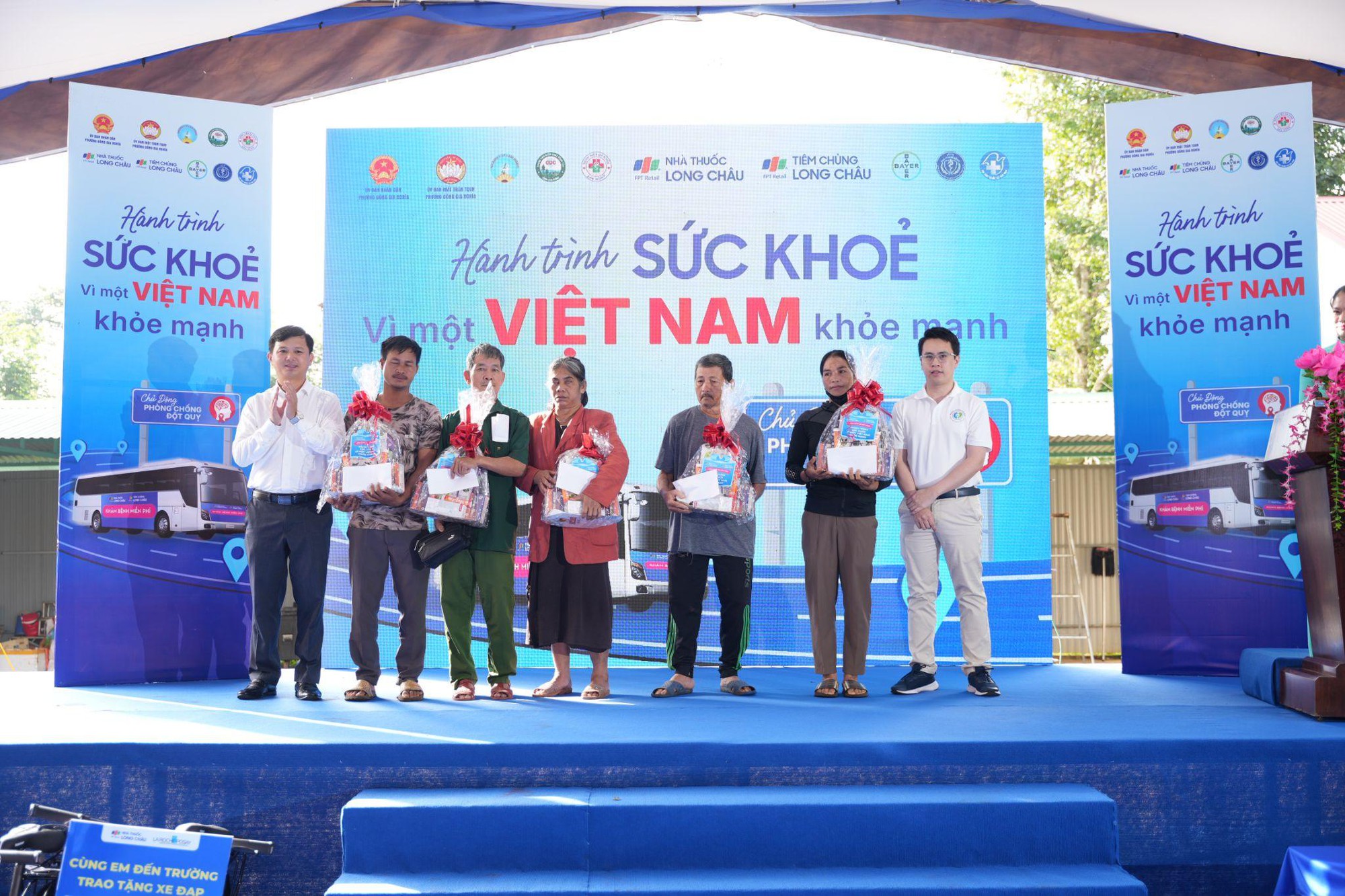 Long Châu tiếp nối sứ mệnh vì sức khỏe cộng đồng: Chung tay tầm soát đột quỵ, phát thuốc miễn phí cho bà con khó khăn tỉnh Lâm Đồng - Ảnh 6.