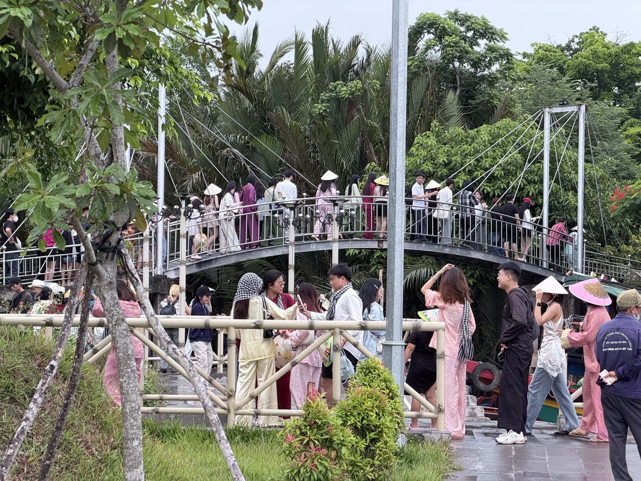 Chưa bao giờ du lịch miền T&acirc;y hot như h&egrave; năm nay: Ghe xuồng kẹt cứng ngắc, ch&uacute; th&iacute;m ch&egrave;o mỏi tay - Ảnh 3.