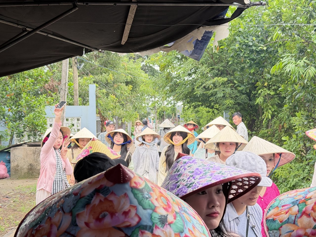 Chưa bao giờ du lịch miền T&acirc;y hot như h&egrave; năm nay: Ghe xuồng kẹt cứng ngắc, ch&uacute; th&iacute;m ch&egrave;o mỏi tay - Ảnh 5.