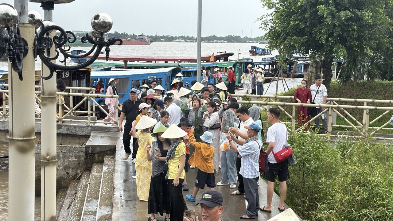 Chưa bao giờ du lịch miền T&acirc;y hot như h&egrave; năm nay: Ghe xuồng kẹt cứng ngắc, ch&uacute; th&iacute;m ch&egrave;o mỏi tay - Ảnh 4.
