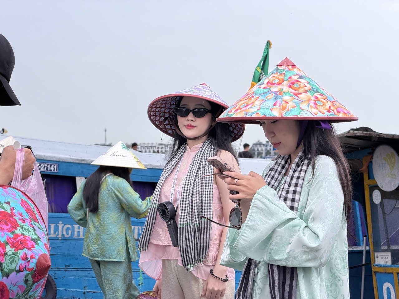 Chưa bao giờ du lịch miền T&acirc;y hot như h&egrave; năm nay: Ghe xuồng kẹt cứng ngắc, ch&uacute; th&iacute;m ch&egrave;o mỏi tay - Ảnh 6.