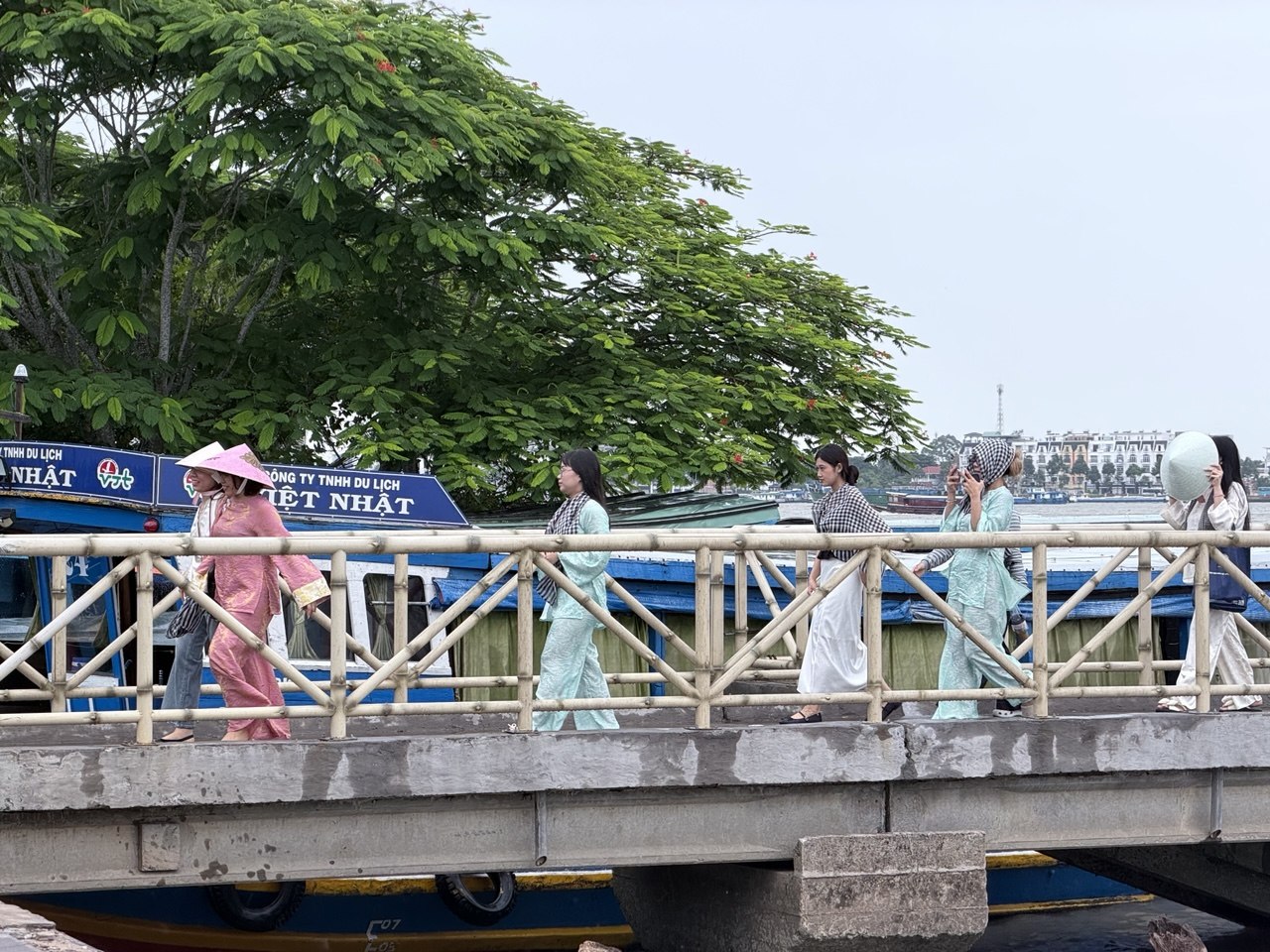 Chưa bao giờ du lịch miền T&acirc;y hot như h&egrave; năm nay: Ghe xuồng kẹt cứng ngắc, ch&uacute; th&iacute;m ch&egrave;o mỏi tay - Ảnh 7.