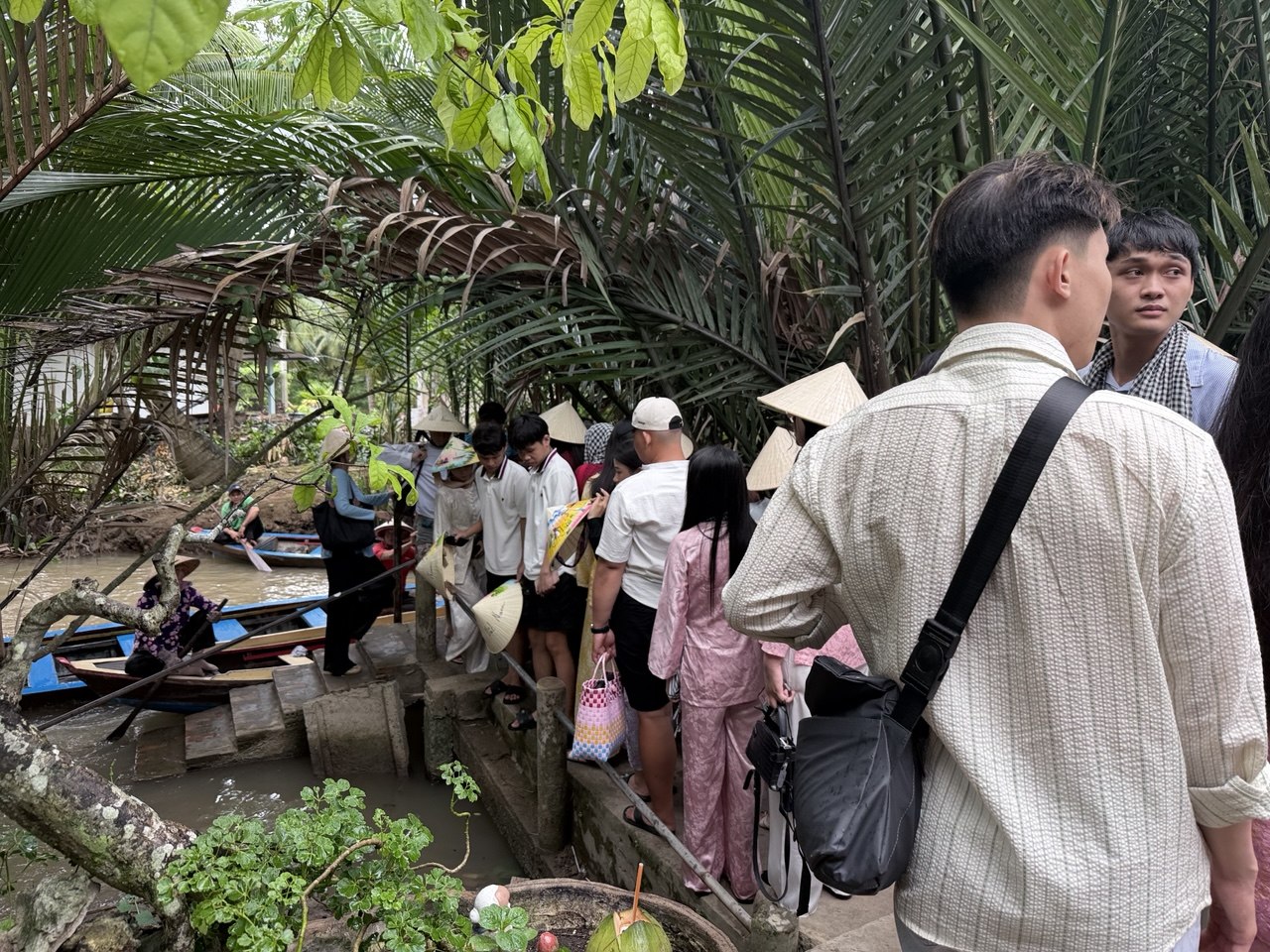 Chưa bao giờ du lịch miền T&acirc;y hot như h&egrave; năm nay: Ghe xuồng kẹt cứng ngắc, ch&uacute; th&iacute;m ch&egrave;o mỏi tay - Ảnh 9.
