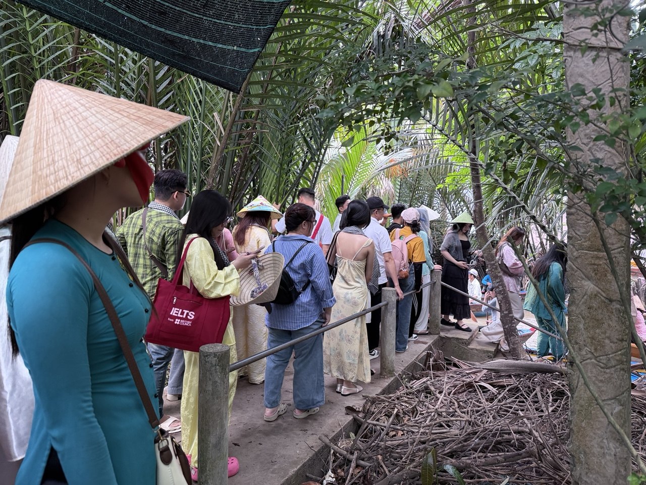Chưa bao giờ du lịch miền T&acirc;y hot như h&egrave; năm nay: Ghe xuồng kẹt cứng ngắc, ch&uacute; th&iacute;m ch&egrave;o mỏi tay - Ảnh 8.