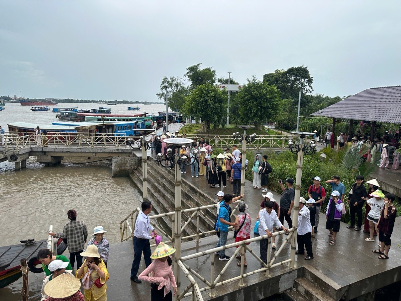 Chưa bao giờ du lịch miền T&acirc;y hot như h&egrave; năm nay: Ghe xuồng kẹt cứng ngắc, ch&uacute; th&iacute;m ch&egrave;o mỏi tay - Ảnh 15.