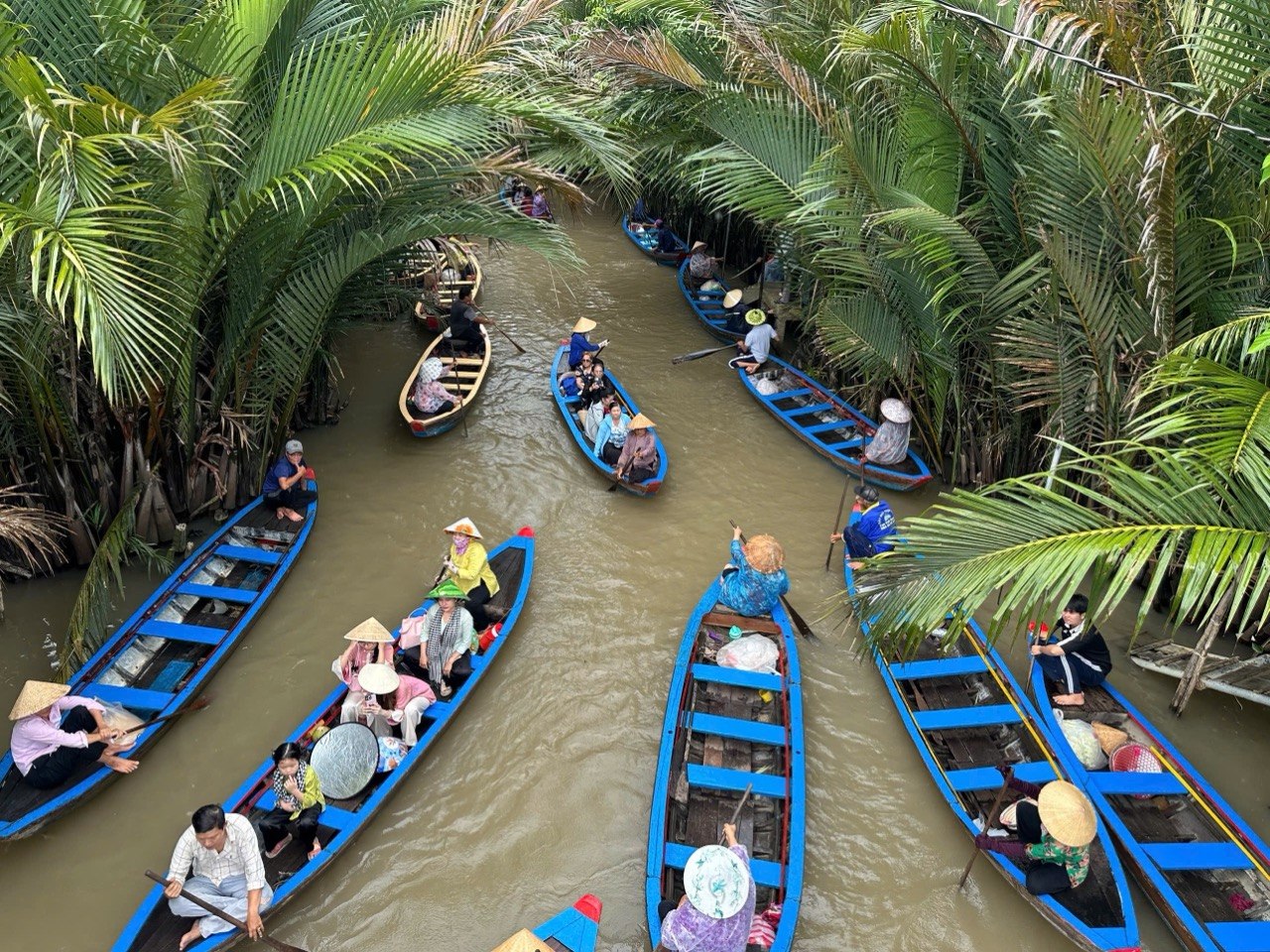 Chưa bao giờ du lịch miền T&acirc;y hot như h&egrave; năm nay: Ghe xuồng kẹt cứng ngắc, ch&uacute; th&iacute;m ch&egrave;o mỏi tay - Ảnh 12.