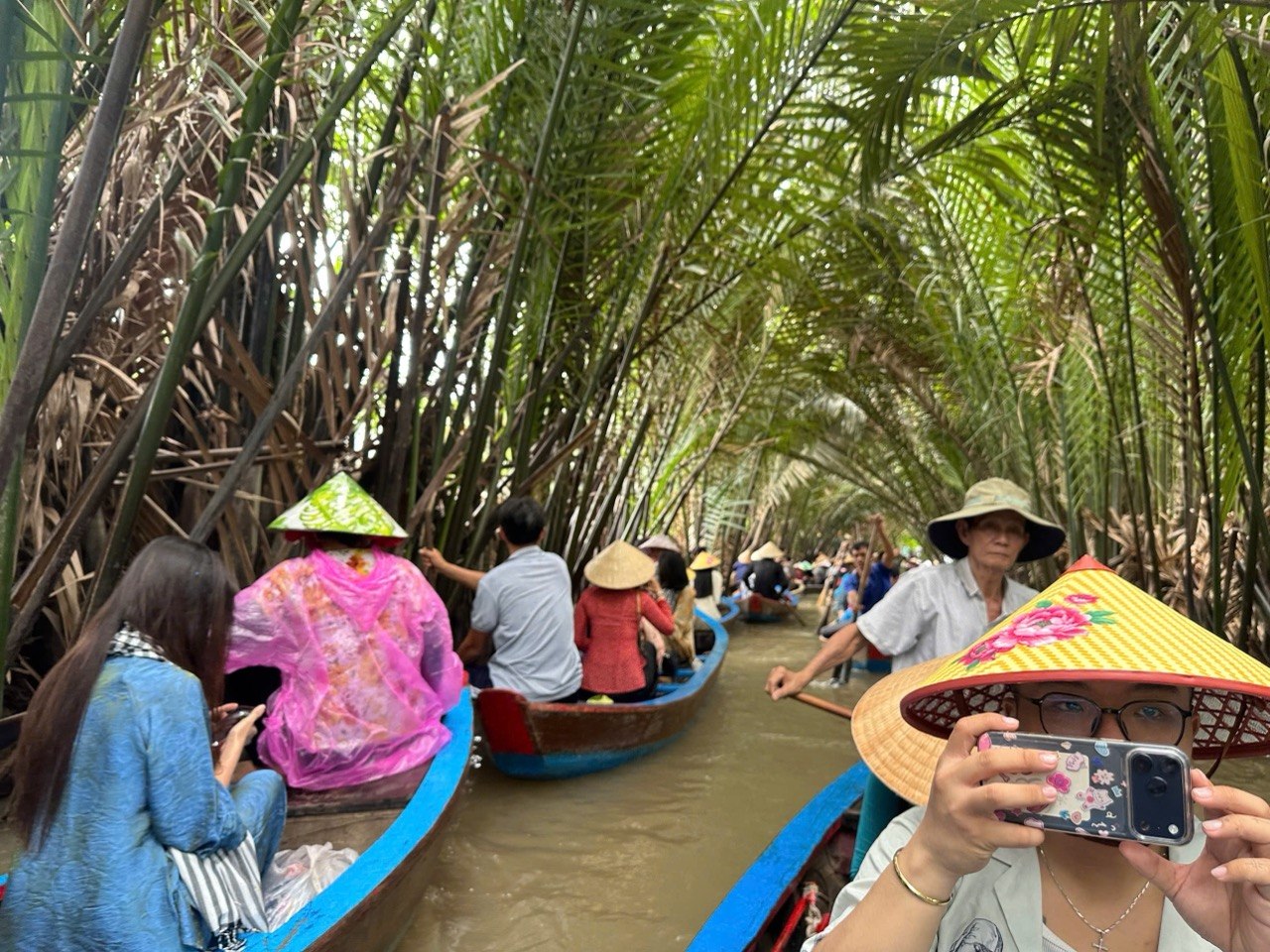 Chưa bao giờ du lịch miền T&acirc;y hot như h&egrave; năm nay: Ghe xuồng kẹt cứng ngắc, ch&uacute; th&iacute;m ch&egrave;o mỏi tay - Ảnh 14.