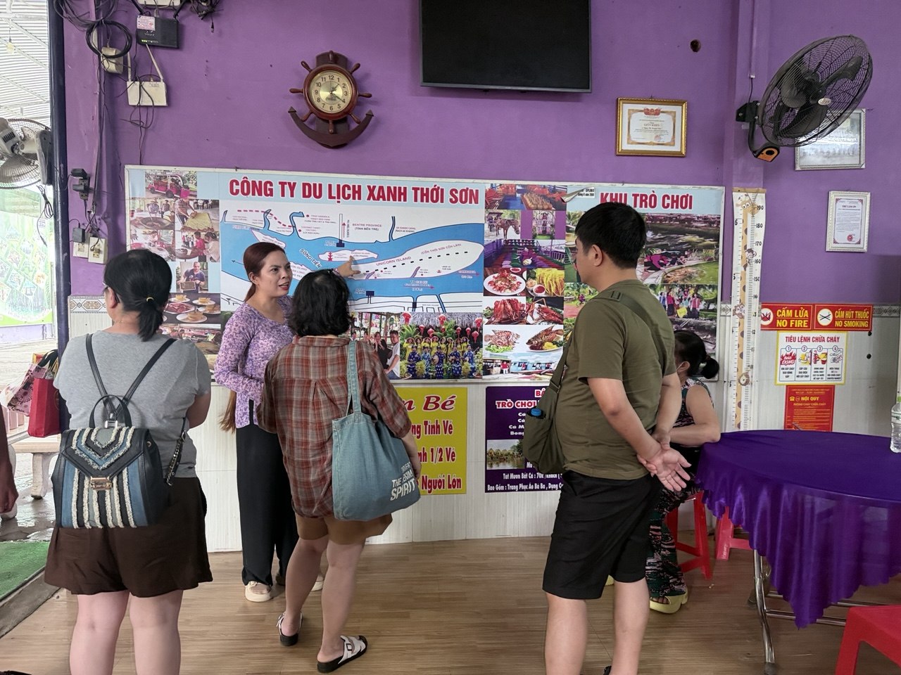 Chưa bao giờ du lịch miền T&acirc;y hot như h&egrave; năm nay: Ghe xuồng kẹt cứng ngắc, ch&uacute; th&iacute;m ch&egrave;o mỏi tay - Ảnh 18.