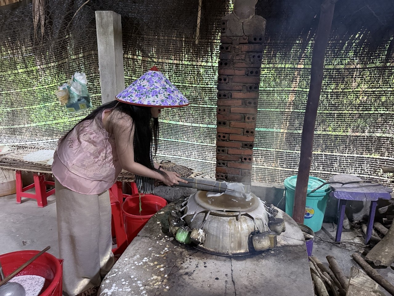 Chưa bao giờ du lịch miền T&acirc;y hot như h&egrave; năm nay: Ghe xuồng kẹt cứng ngắc, ch&uacute; th&iacute;m ch&egrave;o mỏi tay - Ảnh 19.