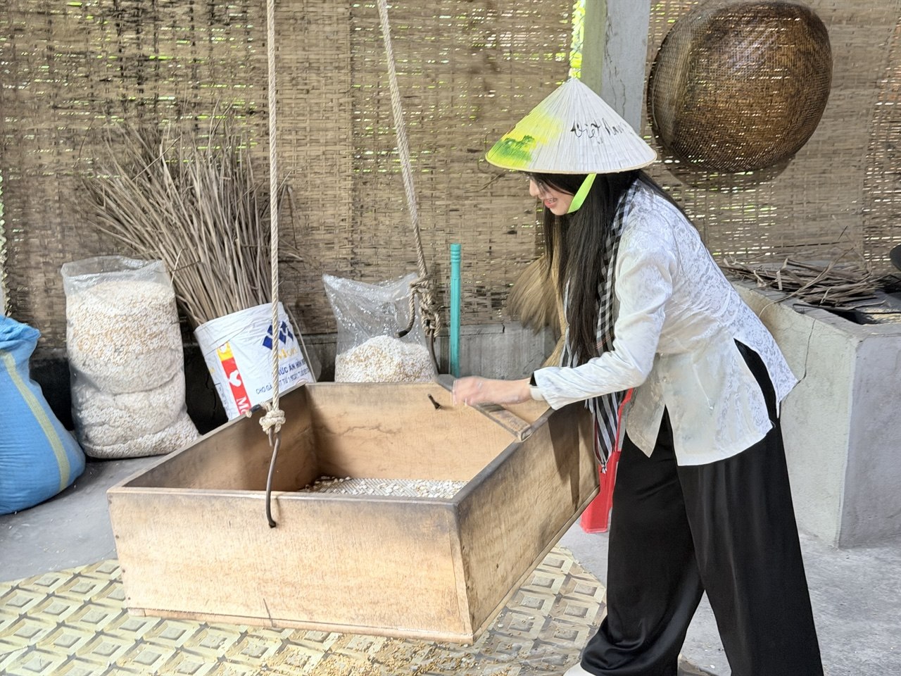 Chưa bao giờ du lịch miền T&acirc;y hot như h&egrave; năm nay: Ghe xuồng kẹt cứng ngắc, ch&uacute; th&iacute;m ch&egrave;o mỏi tay - Ảnh 20.