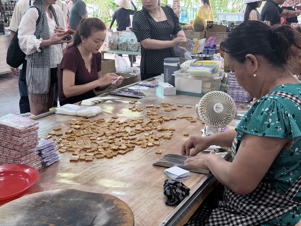 Chưa bao giờ du lịch miền T&acirc;y hot như h&egrave; năm nay: Ghe xuồng kẹt cứng ngắc, ch&uacute; th&iacute;m ch&egrave;o mỏi tay - Ảnh 21.