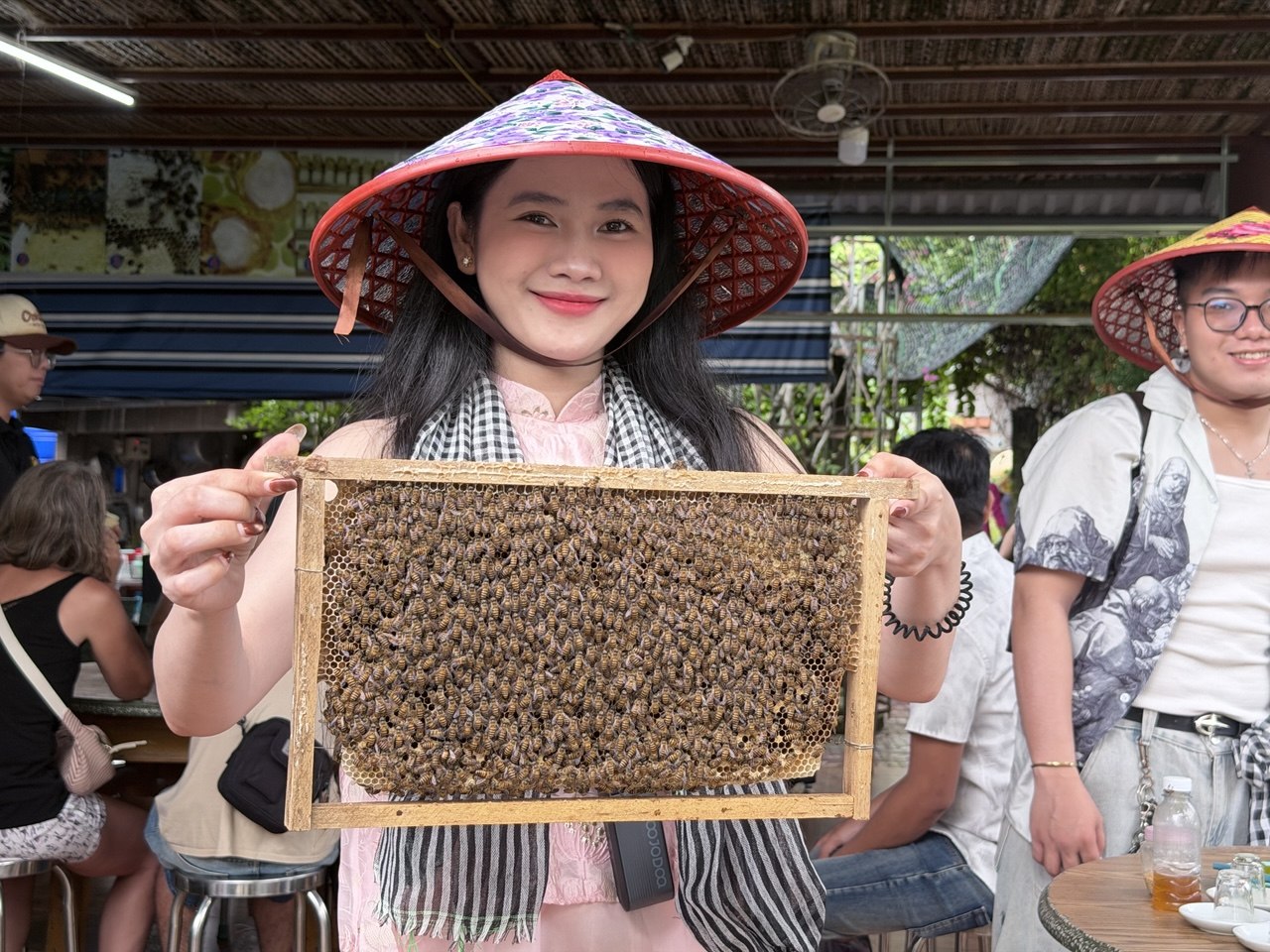 Chưa bao giờ du lịch miền T&acirc;y hot như h&egrave; năm nay: Ghe xuồng kẹt cứng ngắc, ch&uacute; th&iacute;m ch&egrave;o mỏi tay - Ảnh 22.