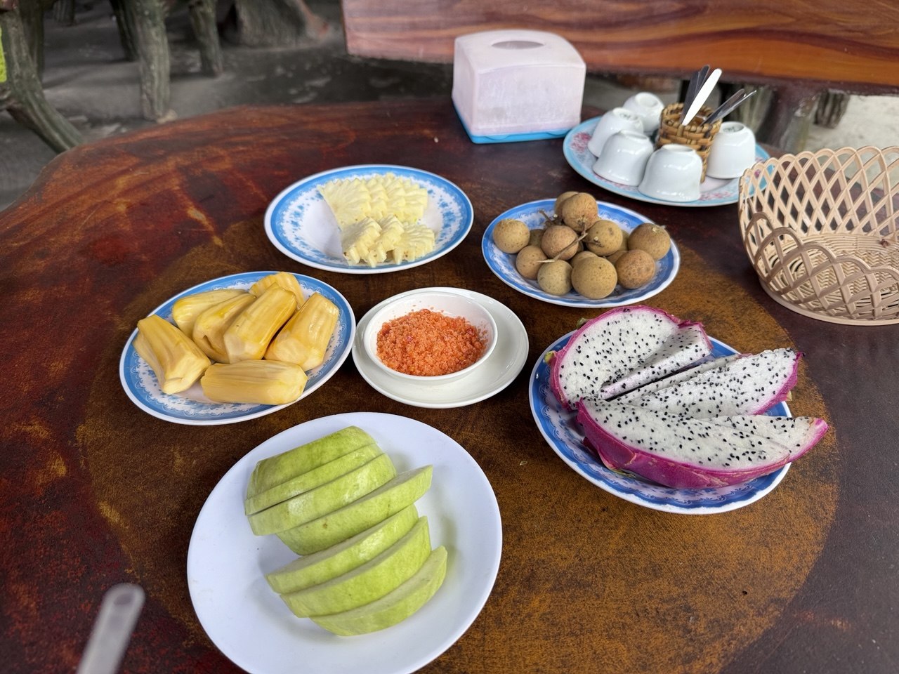 Chưa bao giờ du lịch miền T&acirc;y hot như h&egrave; năm nay: Ghe xuồng kẹt cứng ngắc, ch&uacute; th&iacute;m ch&egrave;o mỏi tay - Ảnh 25.