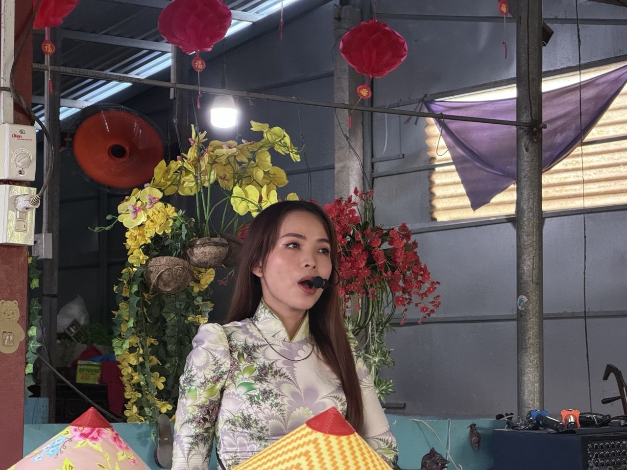 Chưa bao giờ du lịch miền T&acirc;y hot như h&egrave; năm nay: Ghe xuồng kẹt cứng ngắc, ch&uacute; th&iacute;m ch&egrave;o mỏi tay - Ảnh 26.