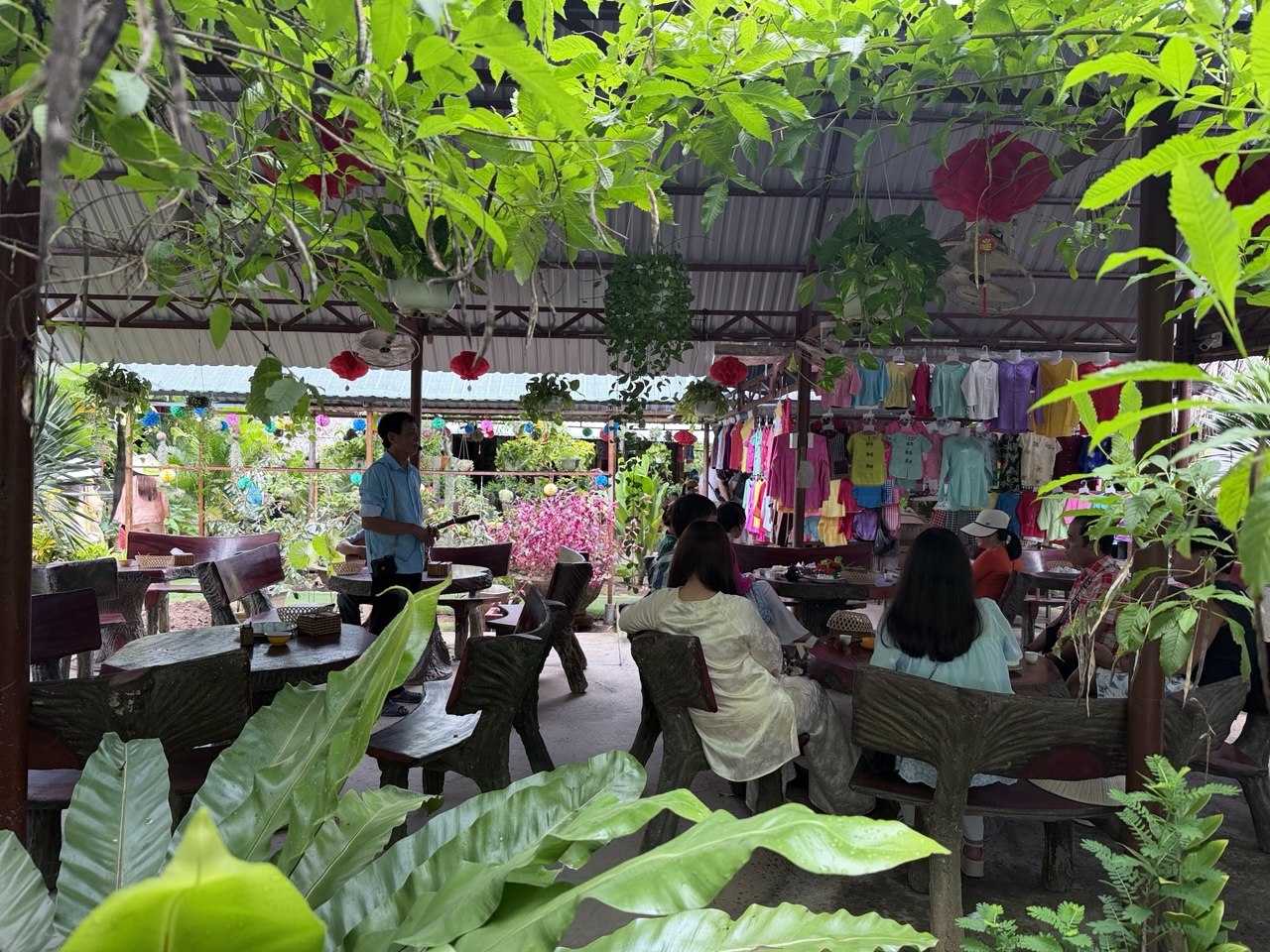 Chưa bao giờ du lịch miền T&acirc;y hot như h&egrave; năm nay: Ghe xuồng kẹt cứng ngắc, ch&uacute; th&iacute;m ch&egrave;o mỏi tay - Ảnh 27.
