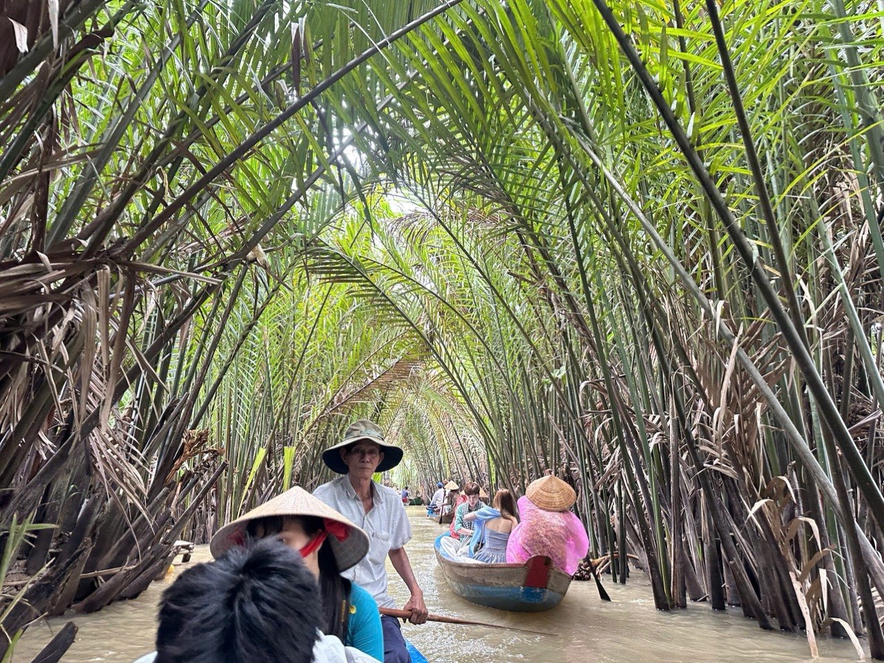 Chưa bao giờ du lịch miền T&acirc;y hot như h&egrave; năm nay: Ghe xuồng kẹt cứng ngắc, ch&uacute; th&iacute;m ch&egrave;o mỏi tay - Ảnh 30.