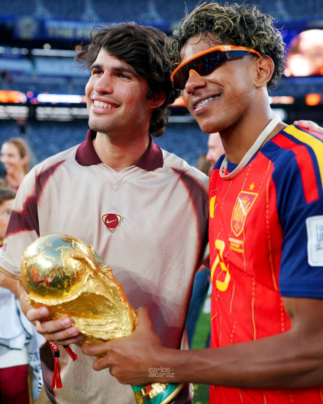 Khoảnh khắc gây bão hậu chung kết World Cup 2026: 2 siêu sao Tây Ban Nha nâng cao cúp vàng lịch sử - Ảnh 5.