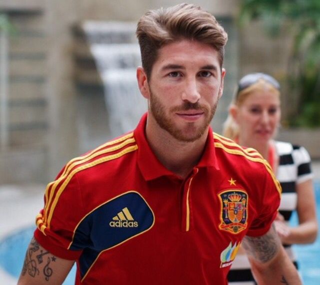 Ferrari cũ vẫn l&agrave; Ferrari, Sergio Ramos c&oacute; 40 tuổi vẫn n&eacute;t- Ảnh 7.
